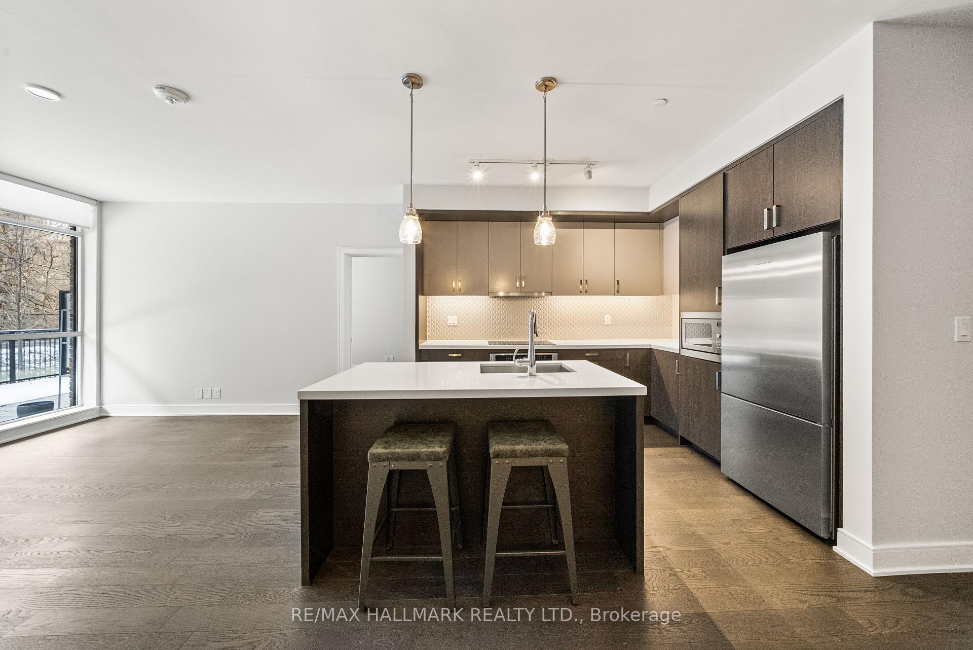 1575 Lakeshore Road W 111