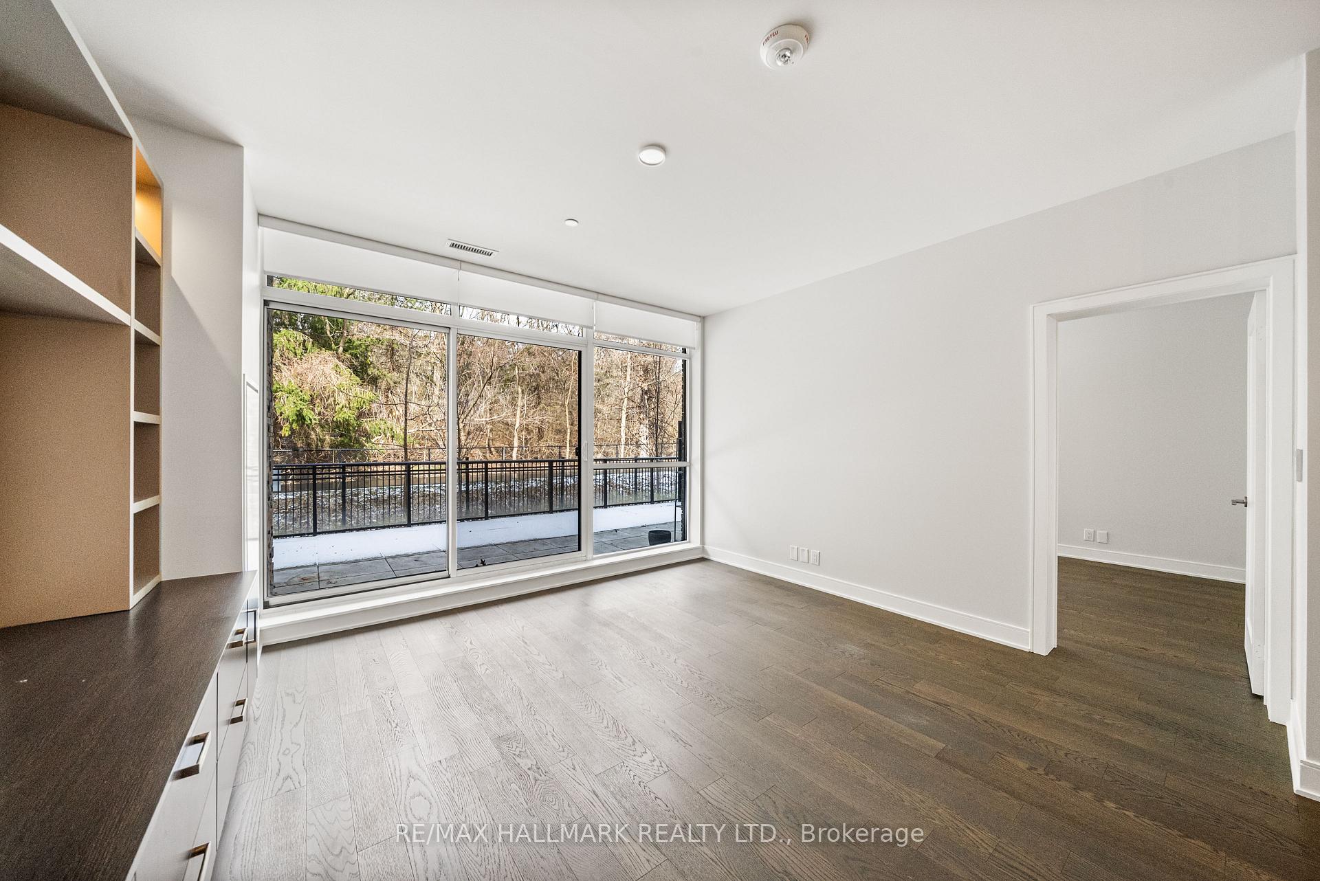 1575 Lakeshore Road W 111