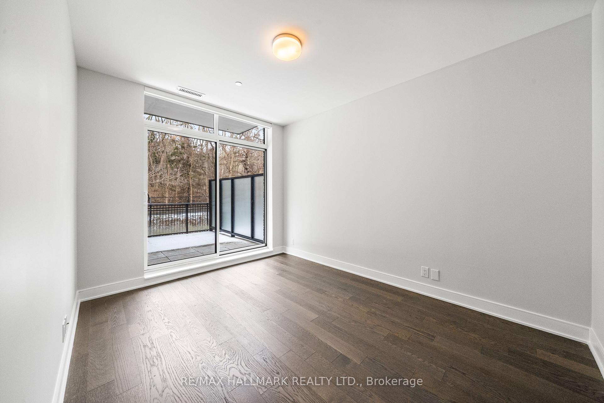 1575 Lakeshore Road W 111