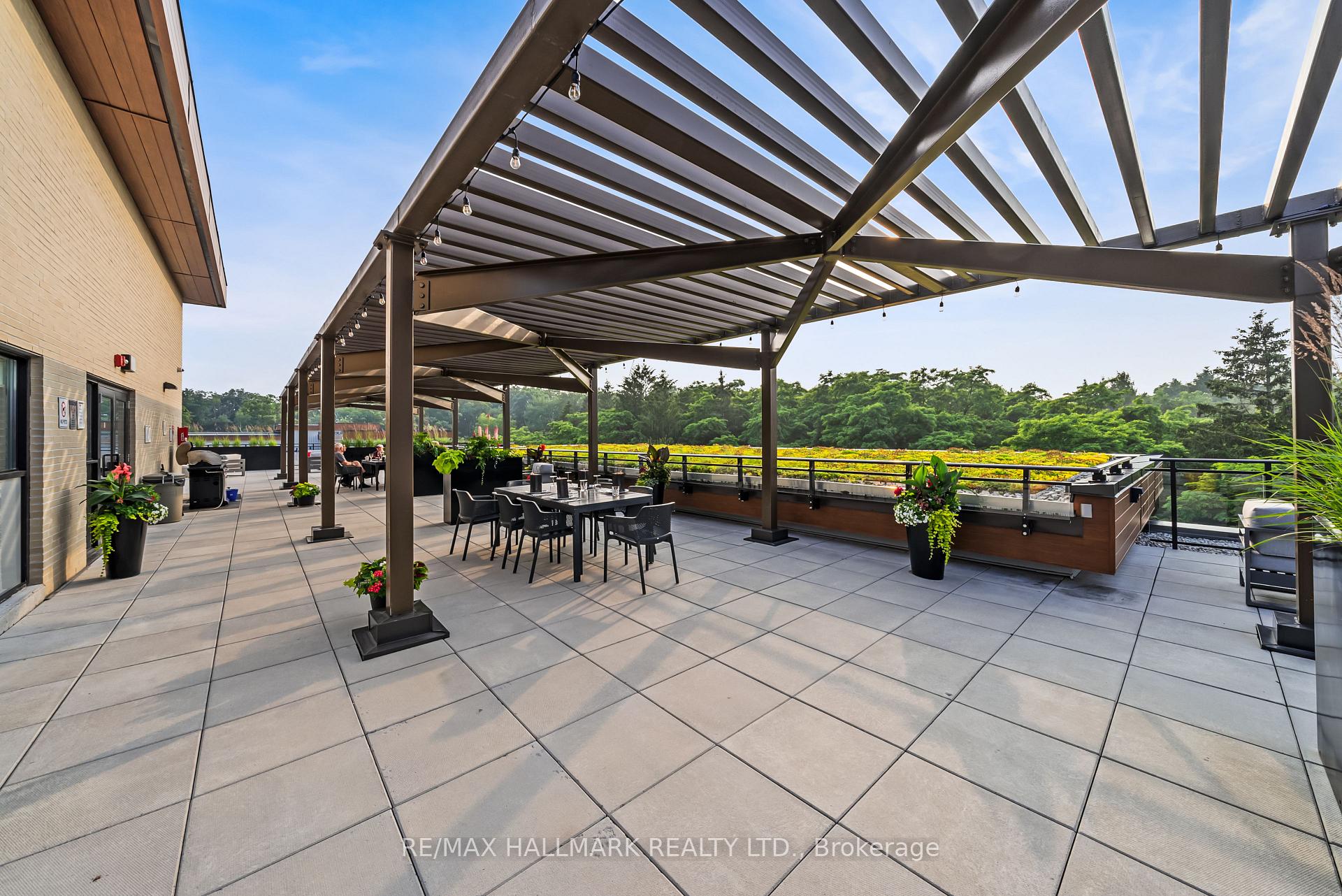 1575 Lakeshore Road W 111