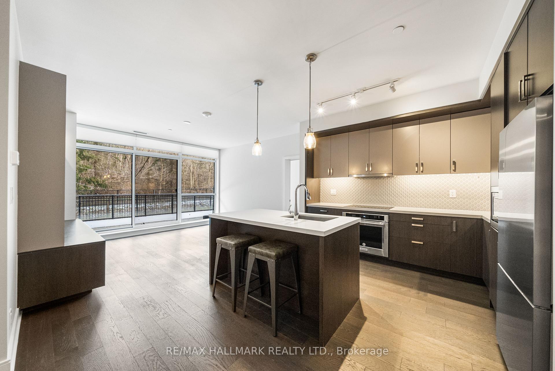 1575 Lakeshore Road W 111