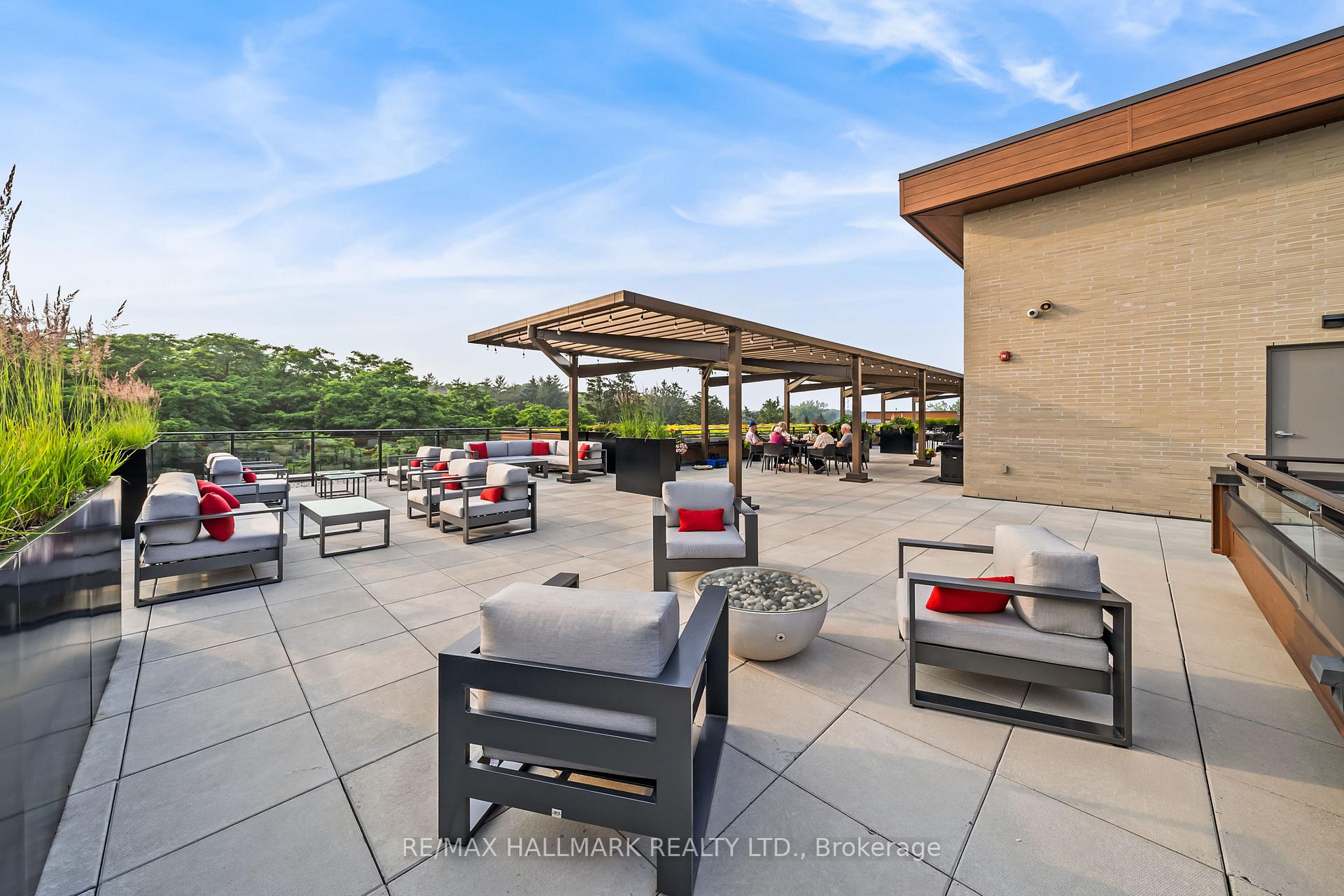 1575 Lakeshore Road W 111