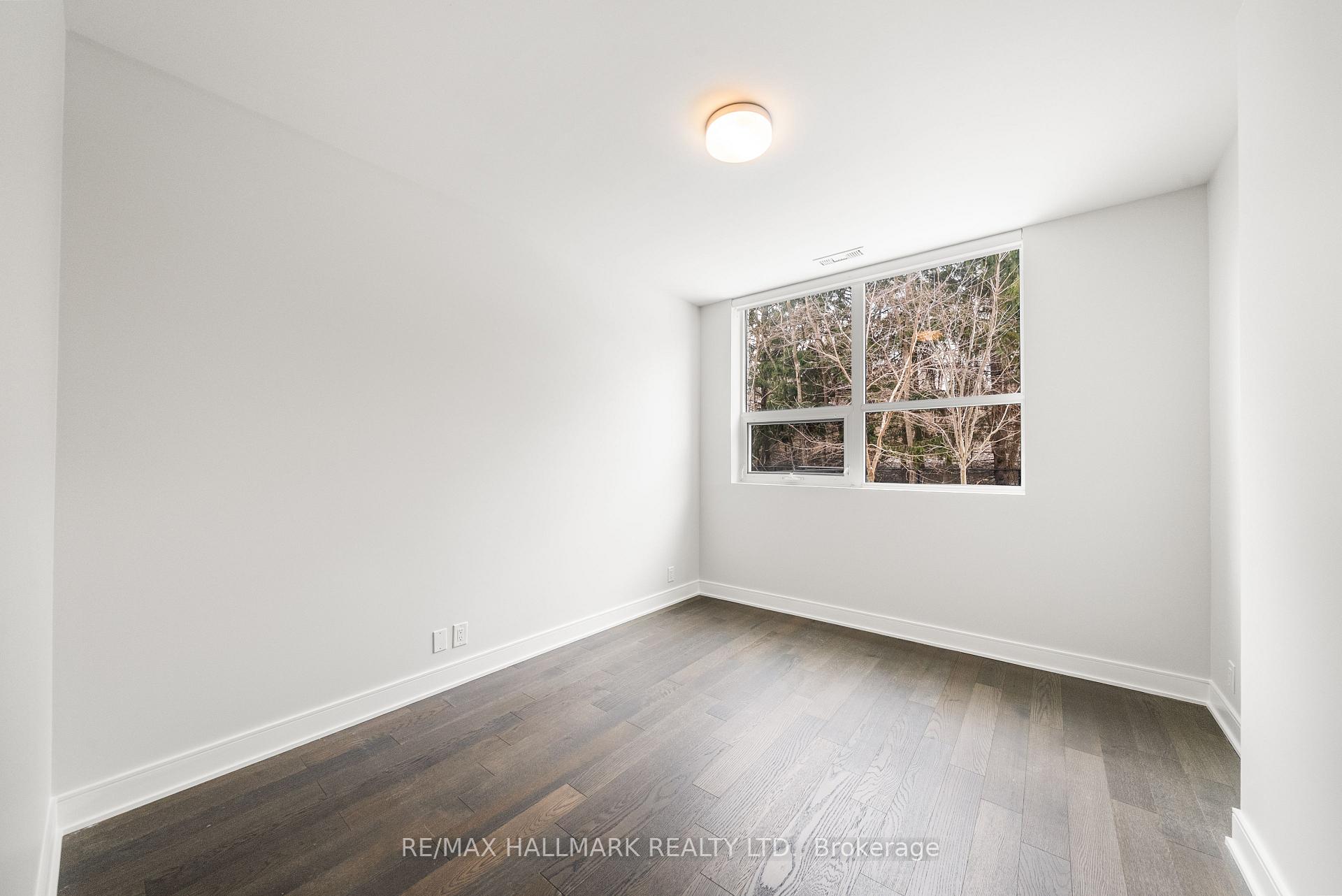 1575 Lakeshore Road W 111