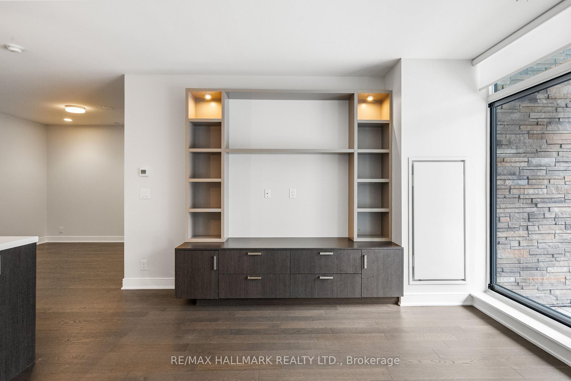 1575 Lakeshore Road W 111