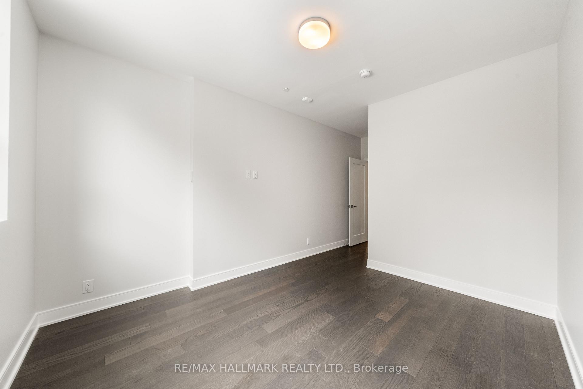 1575 Lakeshore Road W 111