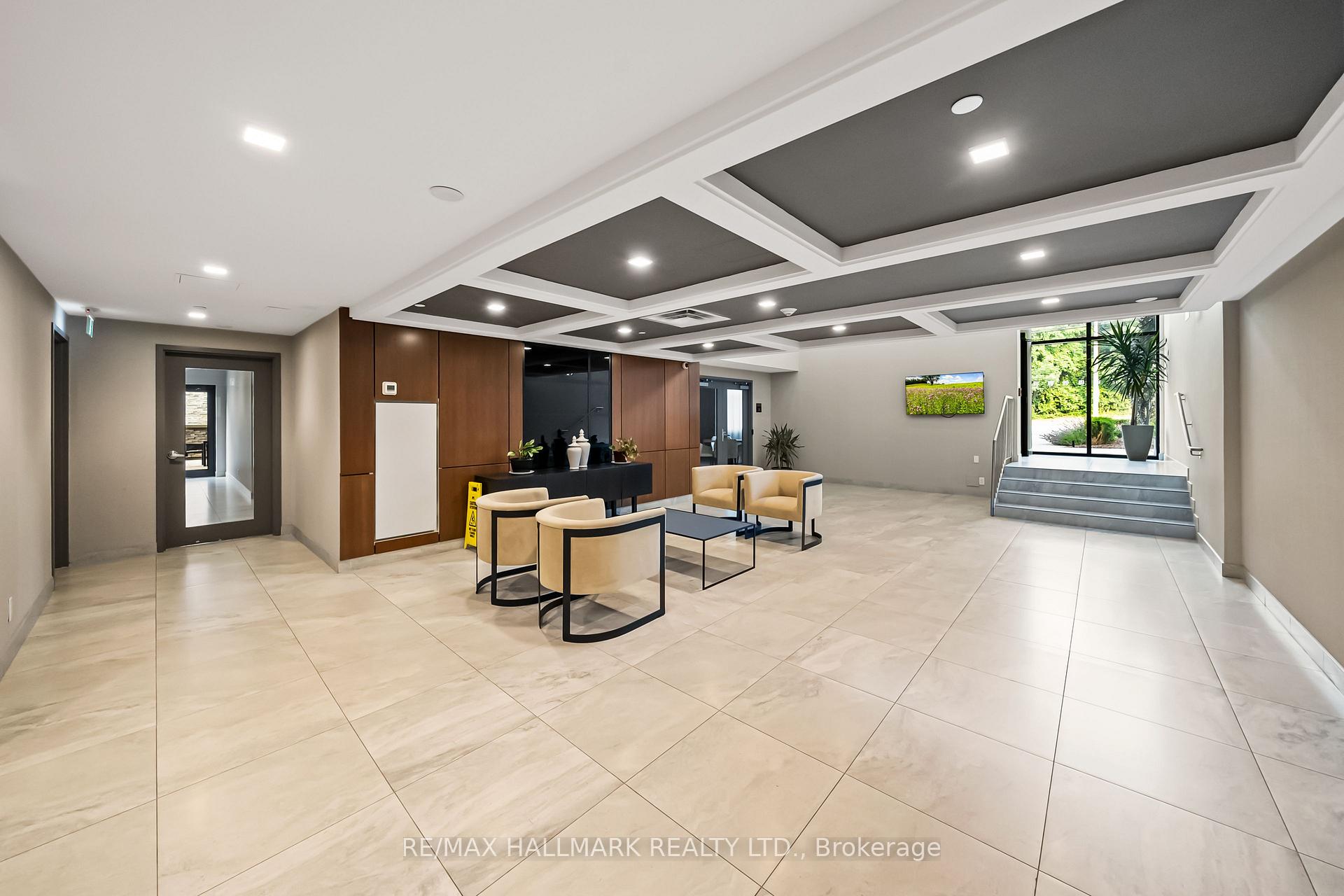 1575 Lakeshore Road W 111