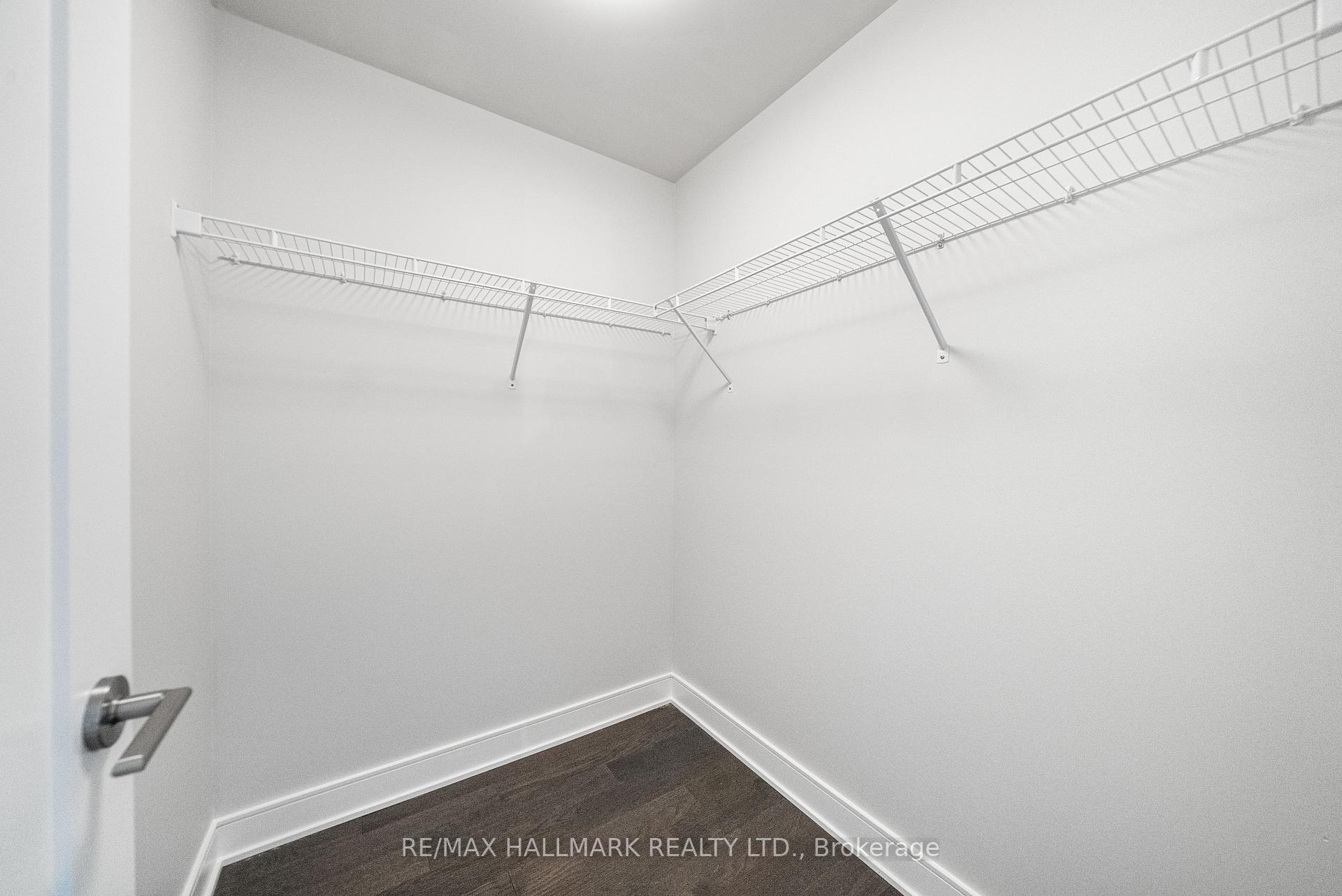 1575 Lakeshore Road W 111