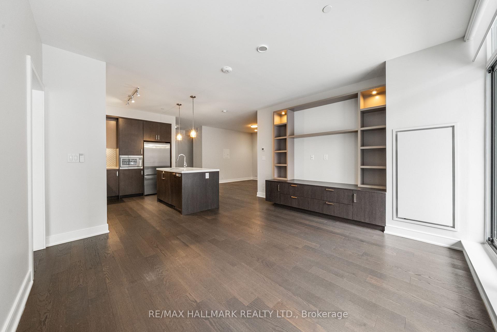 1575 Lakeshore Road W 111