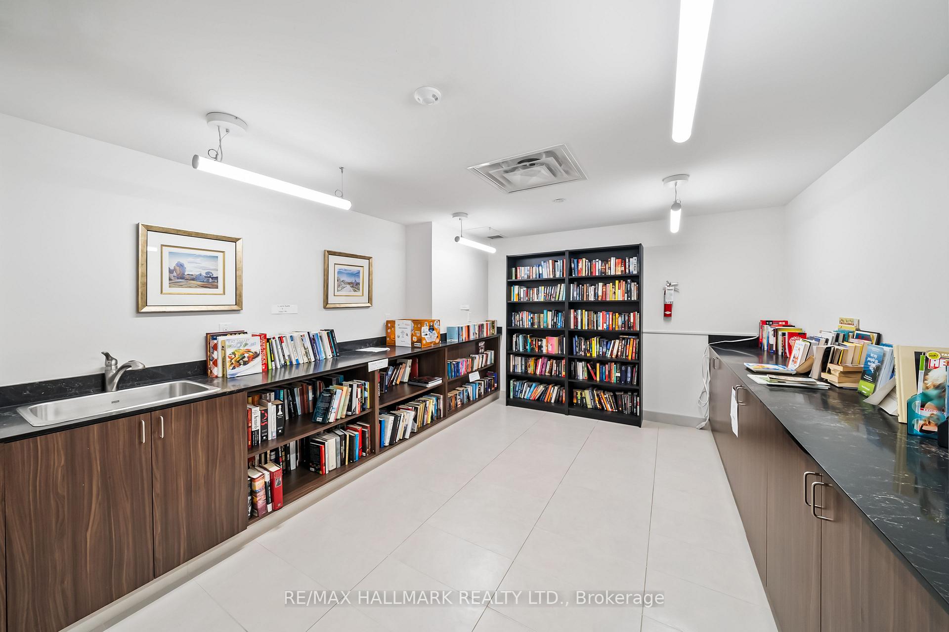 1575 Lakeshore Road W 111