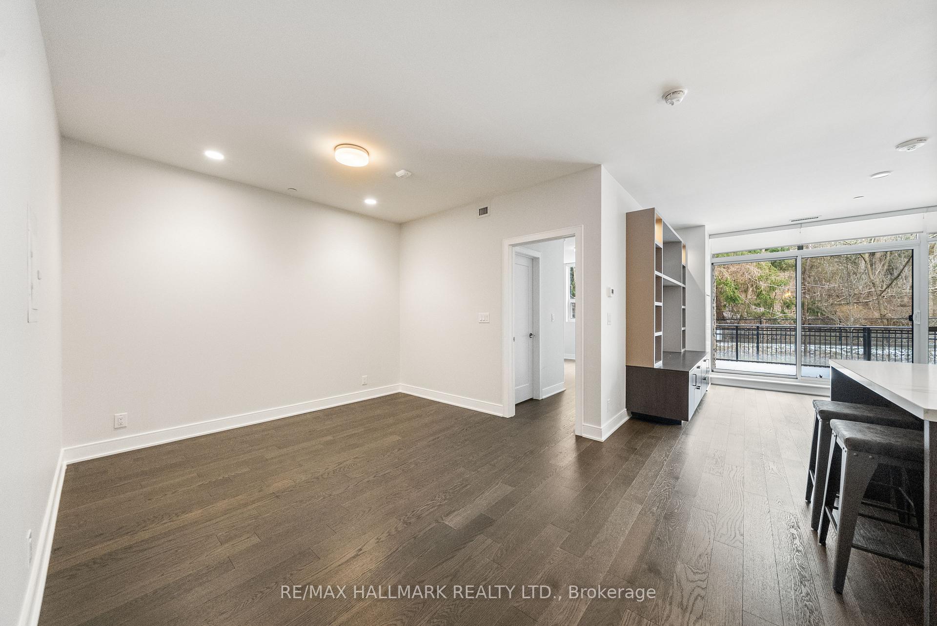 1575 Lakeshore Road W 111