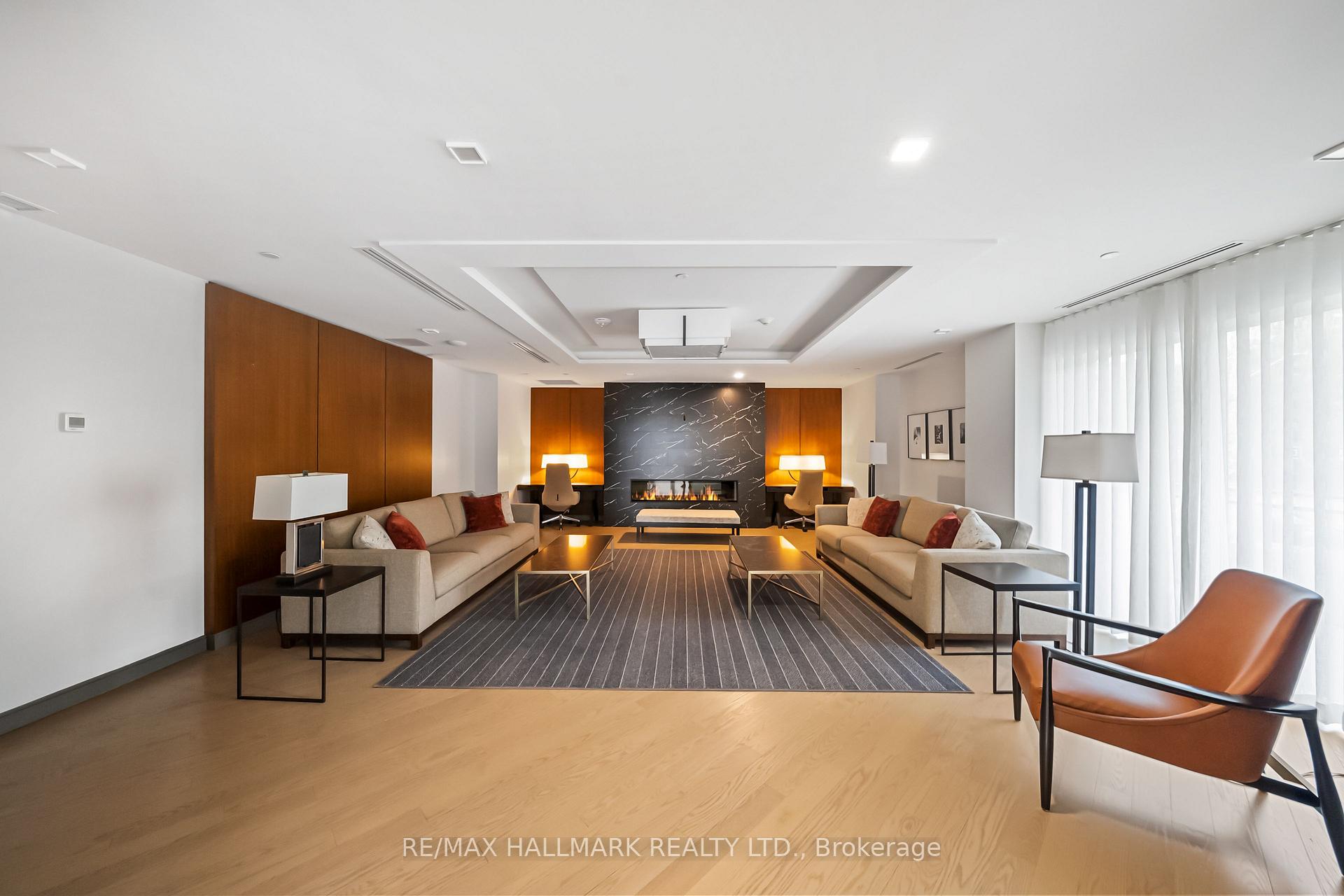 1575 Lakeshore Road W 111