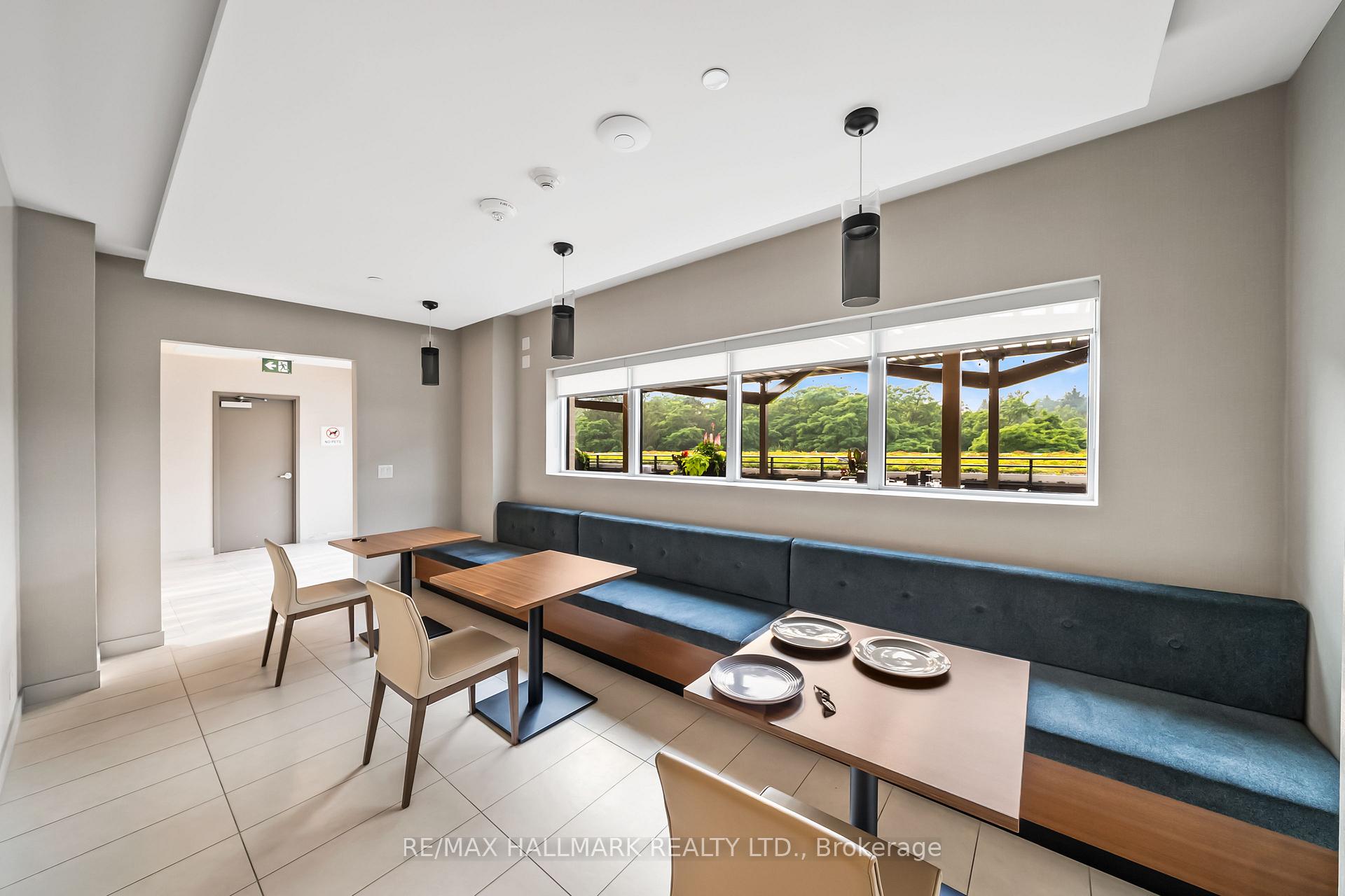 1575 Lakeshore Road W 111