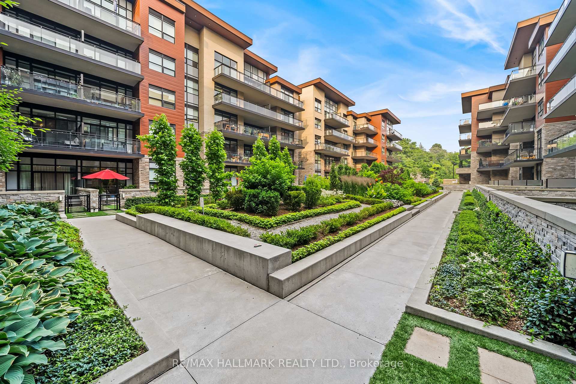 1575 Lakeshore Road W 111