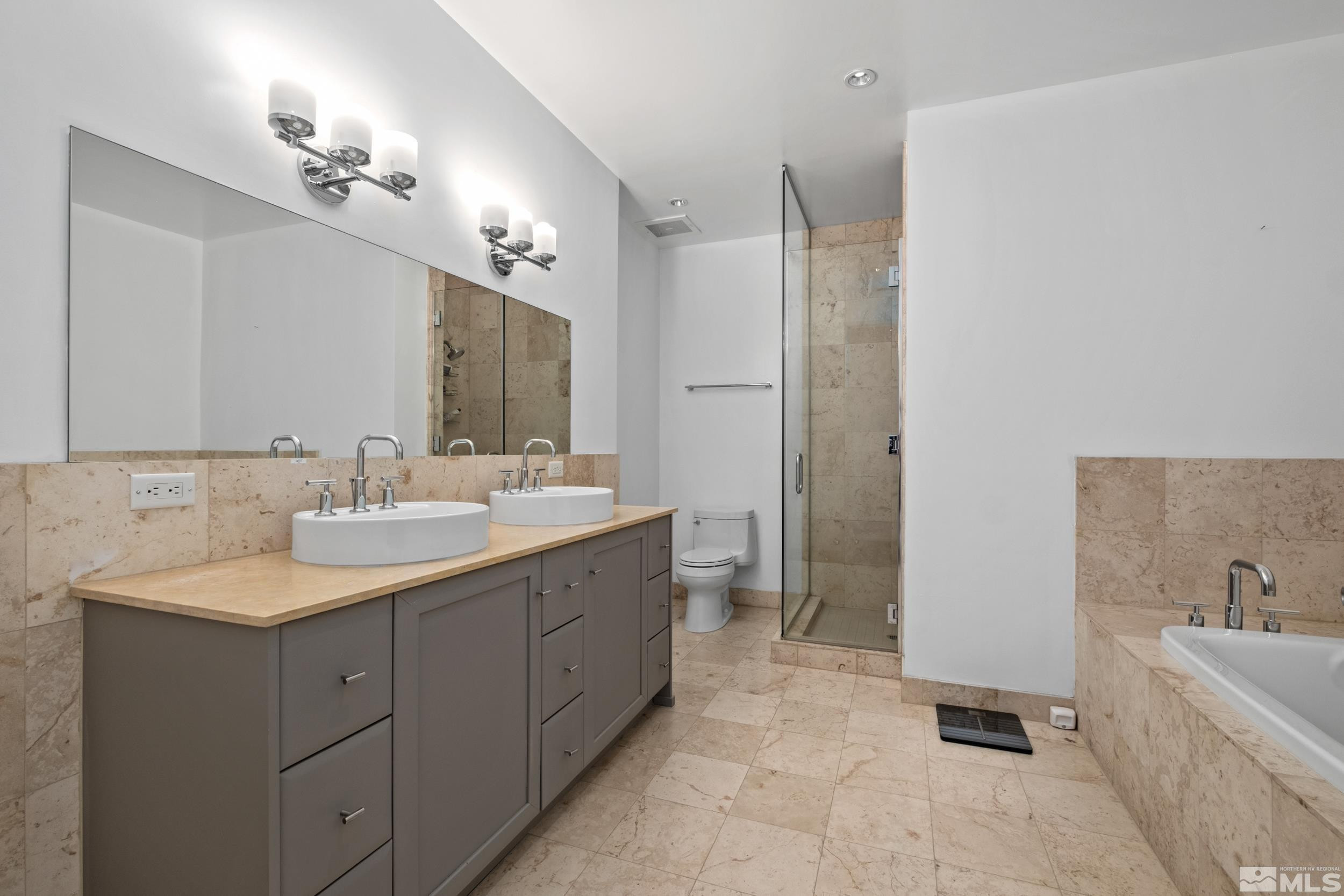 255 N Sierra Street, 2302