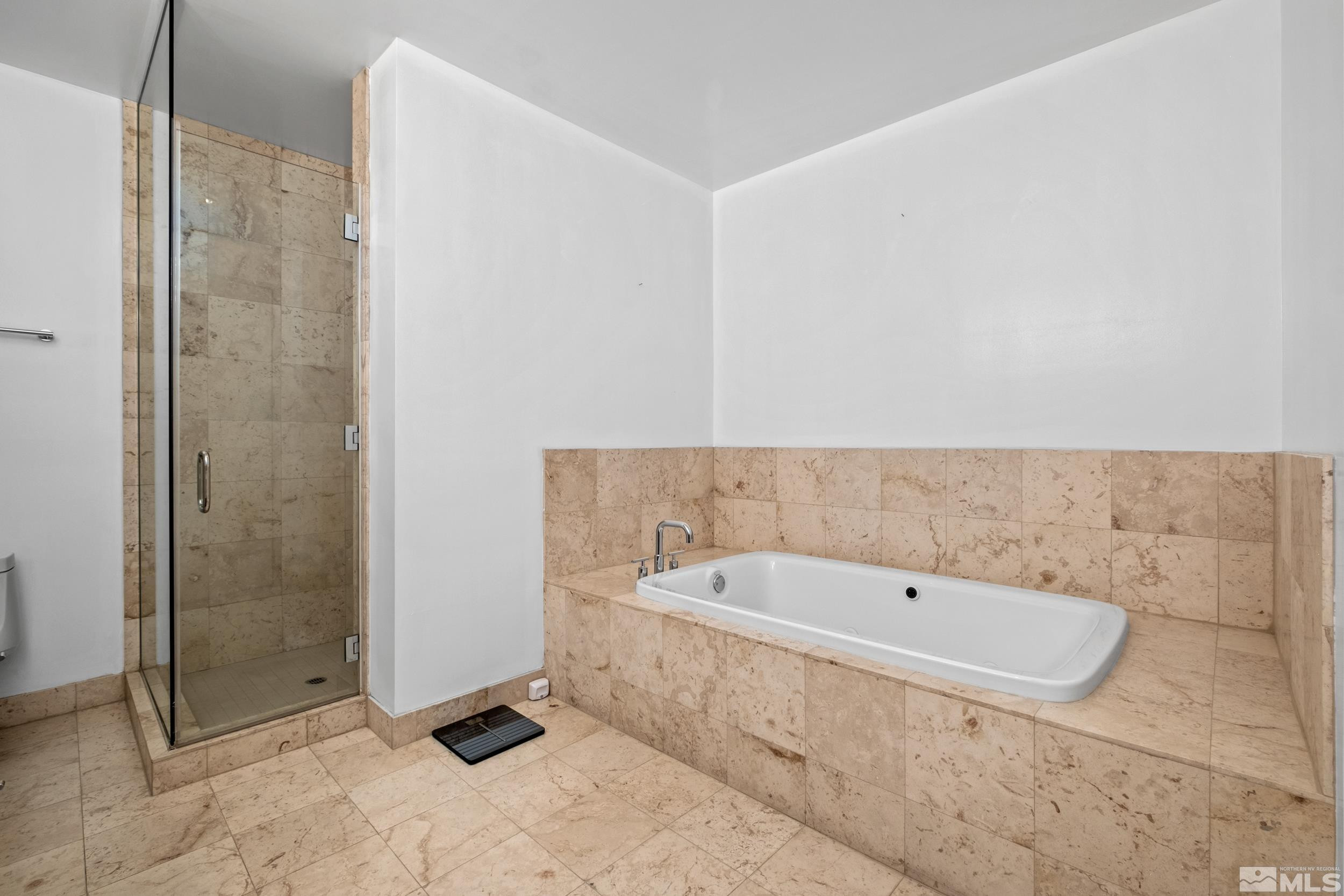 255 N Sierra Street, 2302