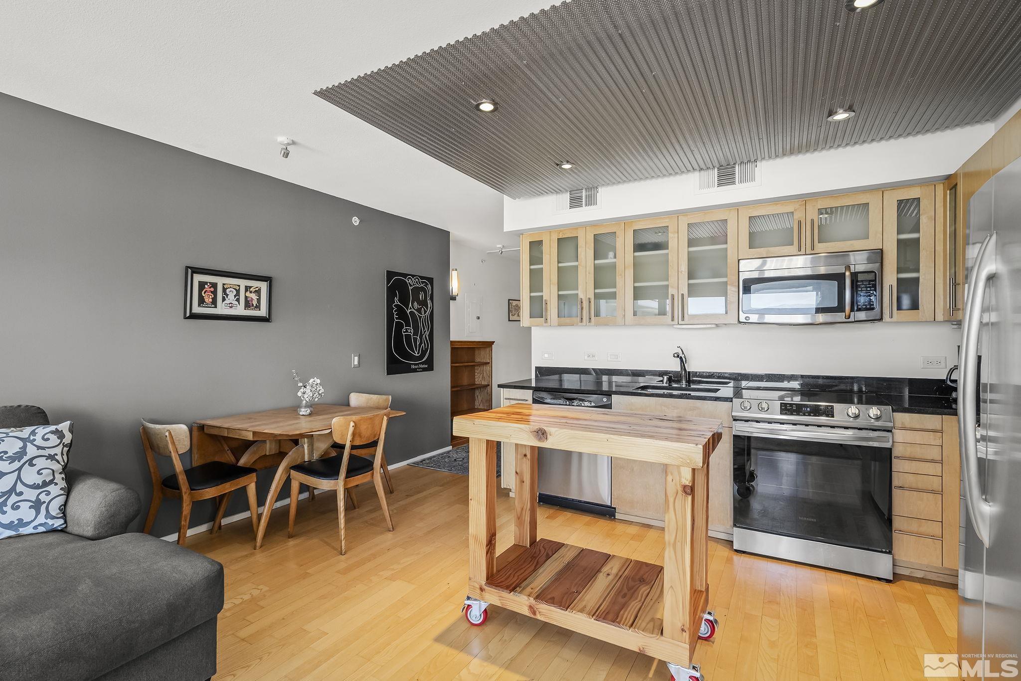 255 N Sierra Street, 1601