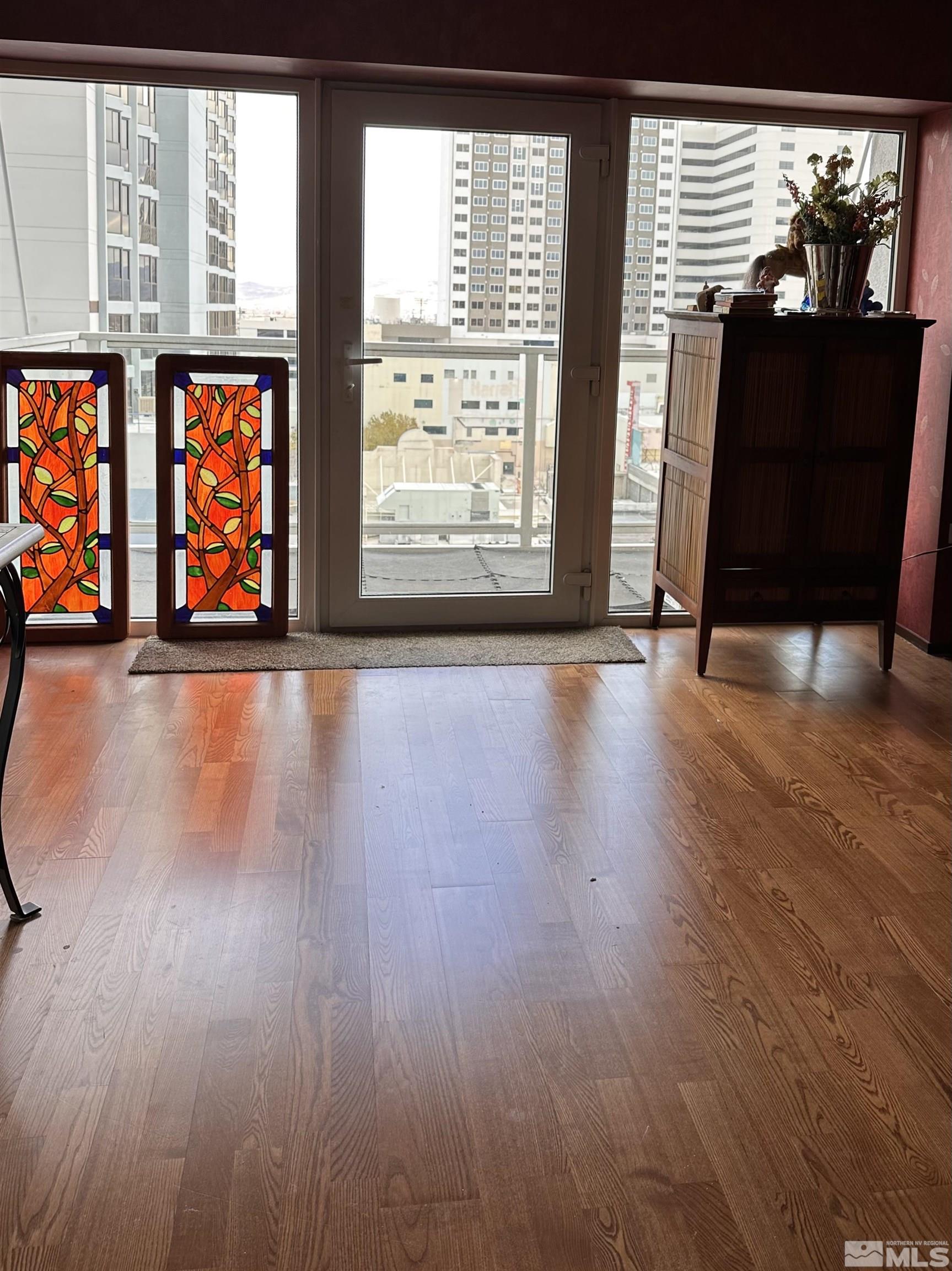 255 N Sierra Street, 908