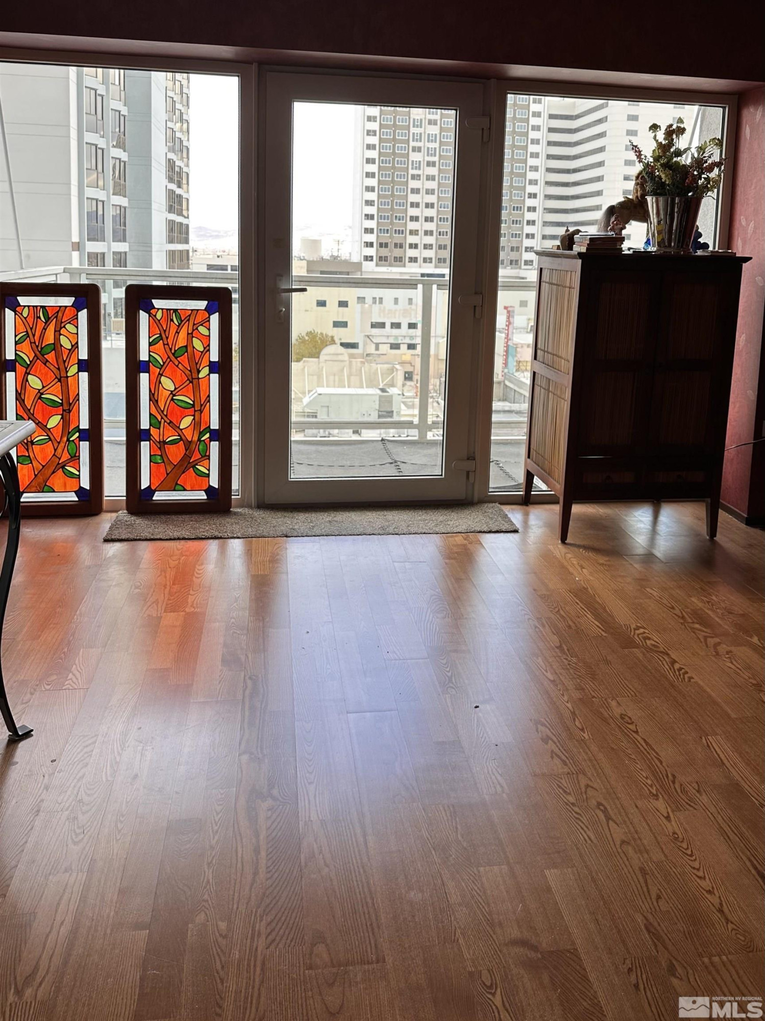 255 N Sierra Street, 908