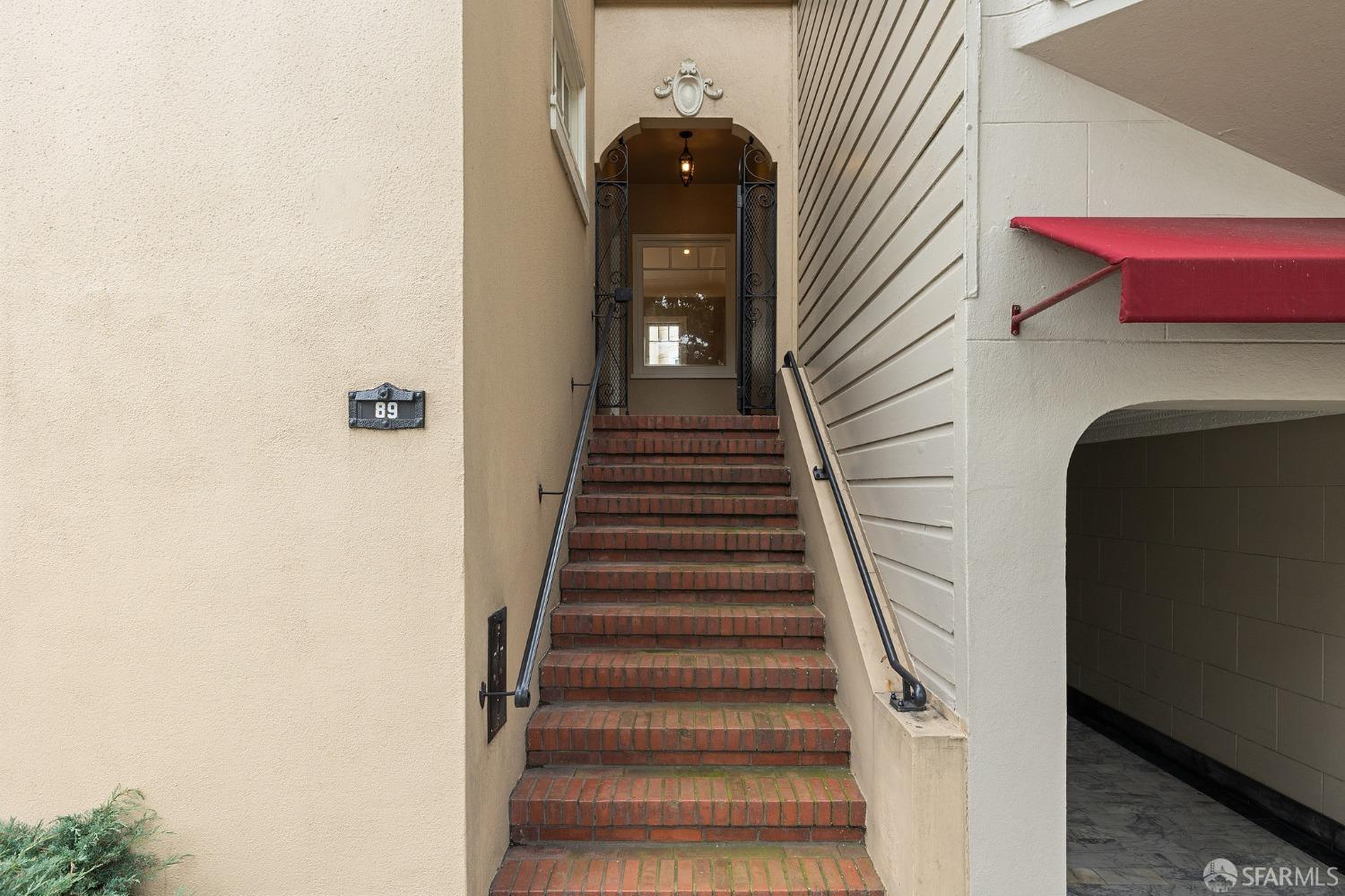 89 Cervantes Boulevard