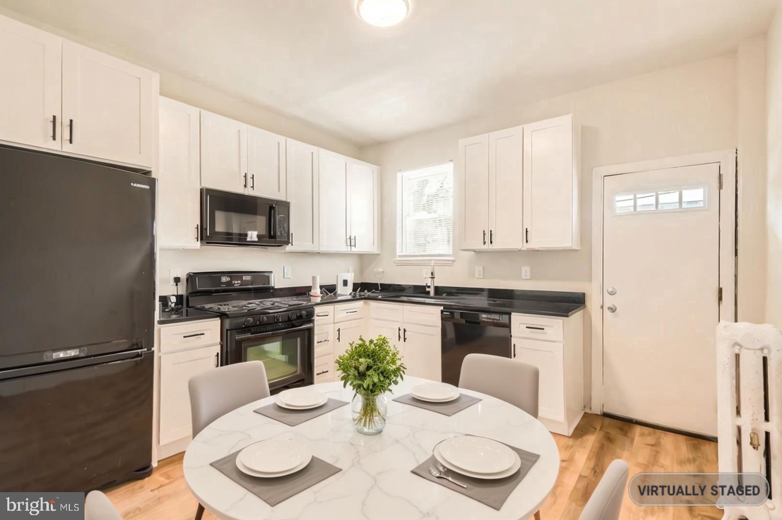 2464 LAKEVIEW AVENUE