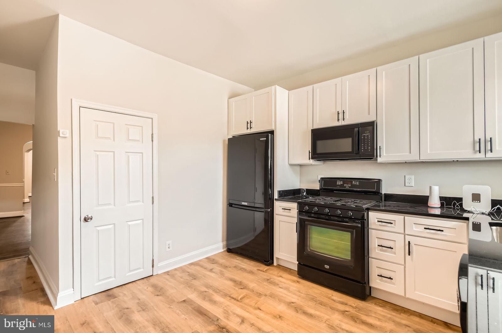 2464 LAKEVIEW AVENUE