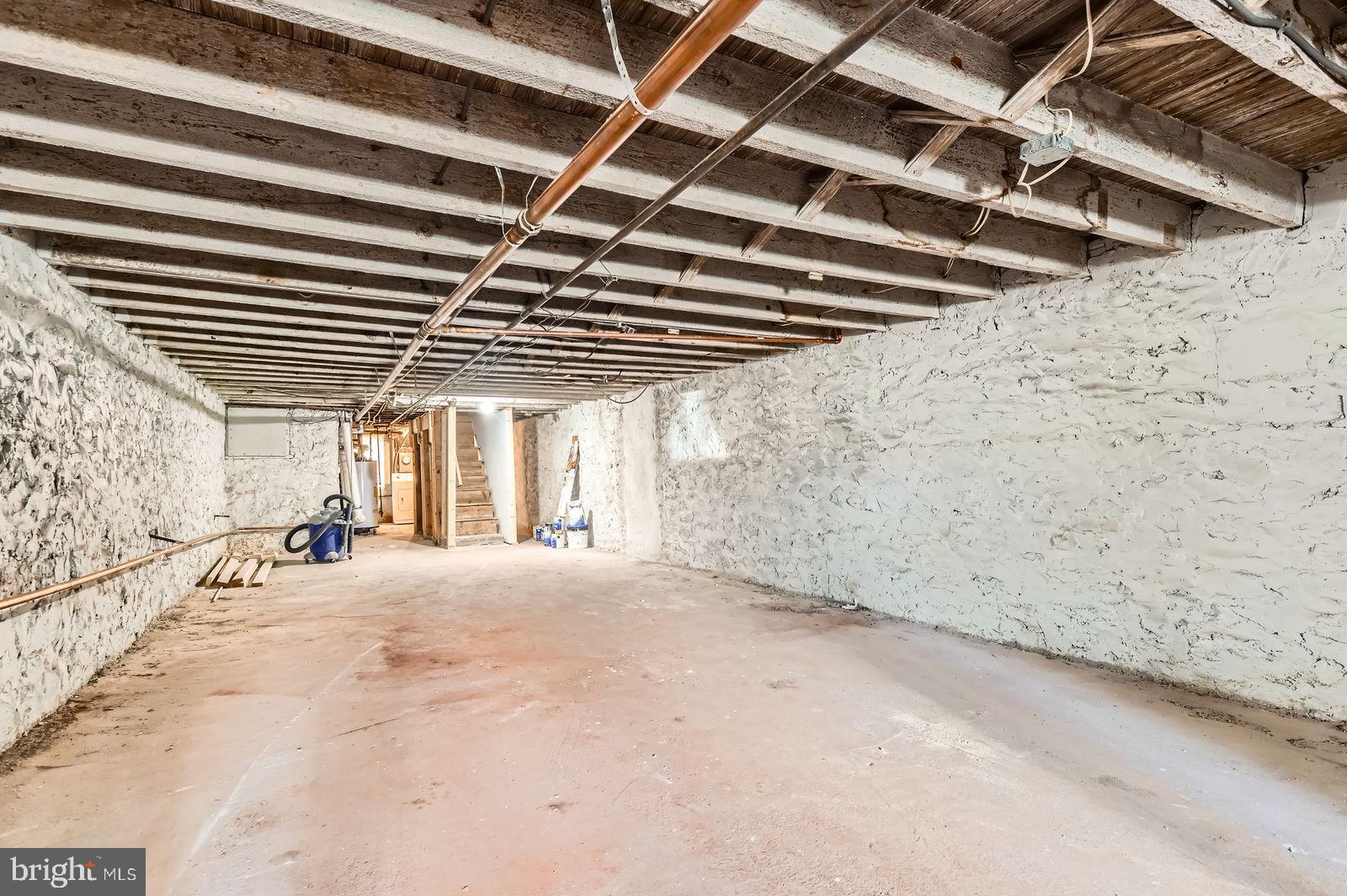 2464 LAKEVIEW AVENUE