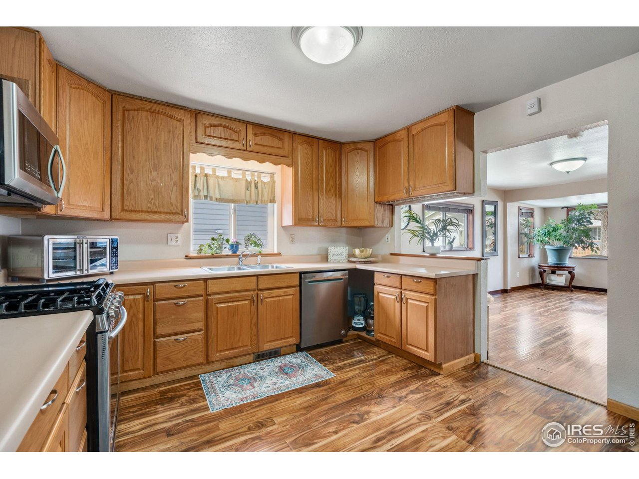 121 Oak St