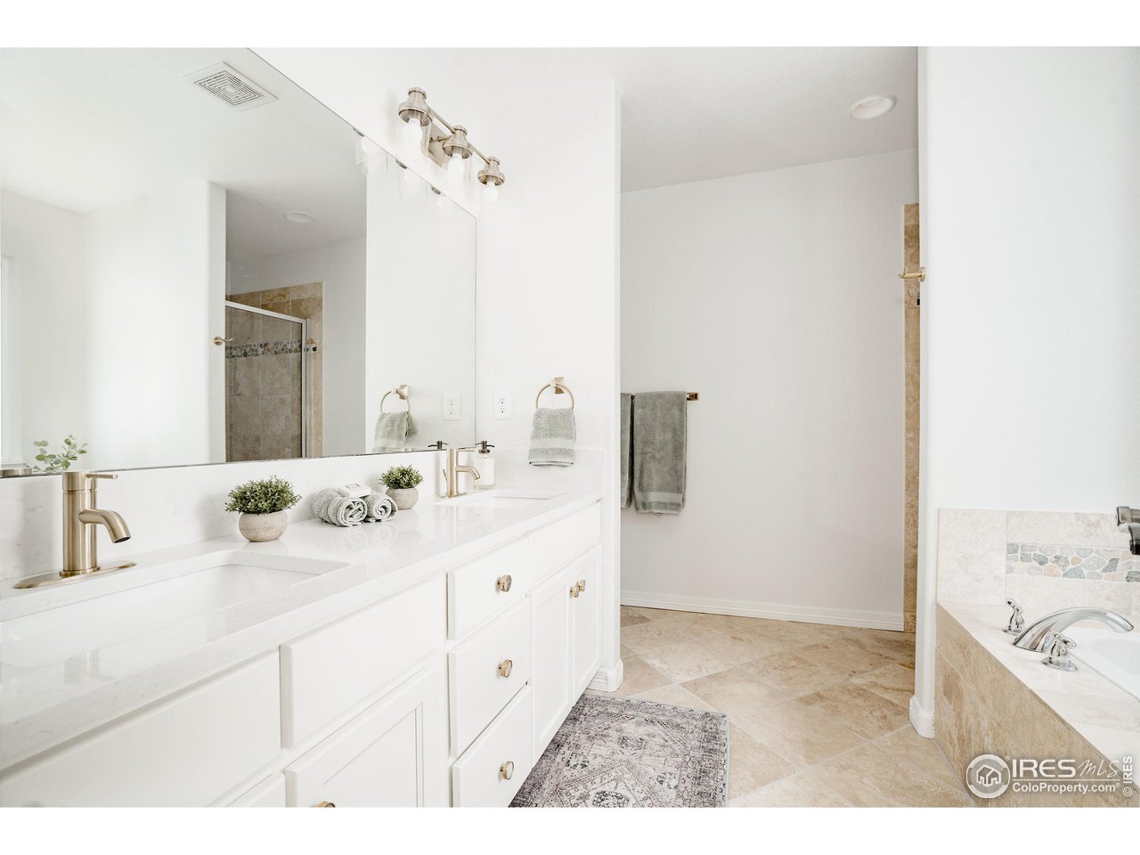 2845 Des Moines Dr