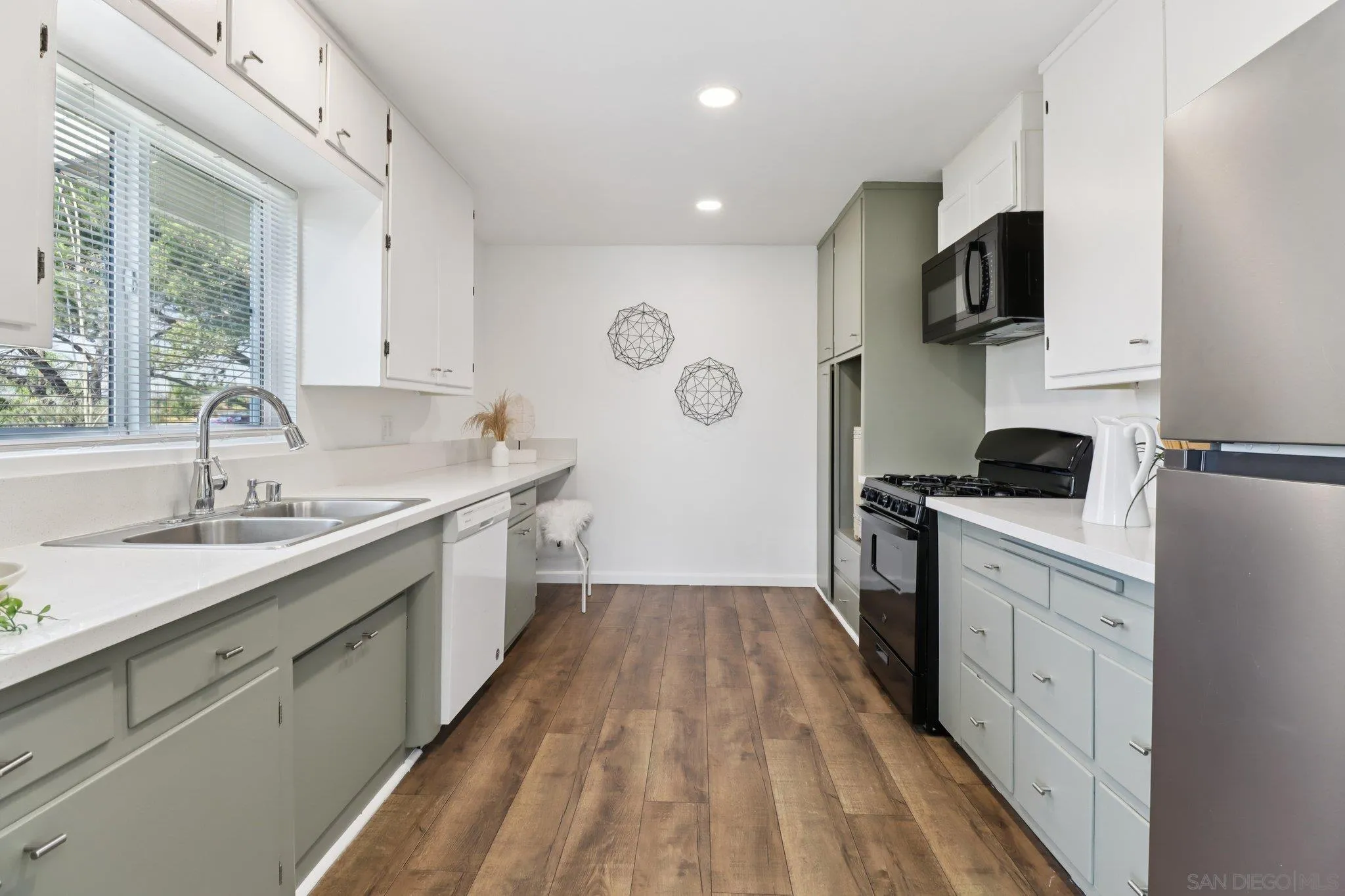 118 W 8th Ave