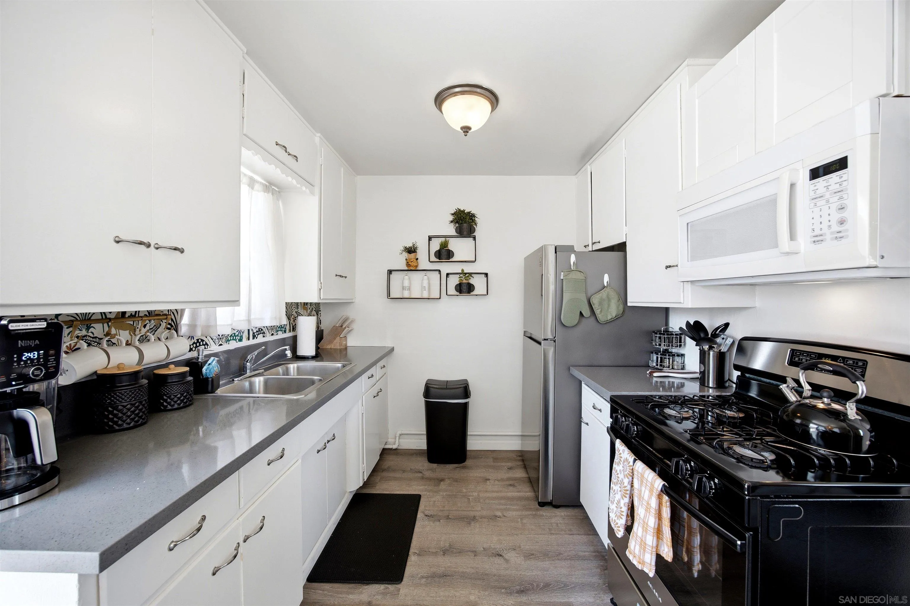 1065 - 1071 Grand Ave