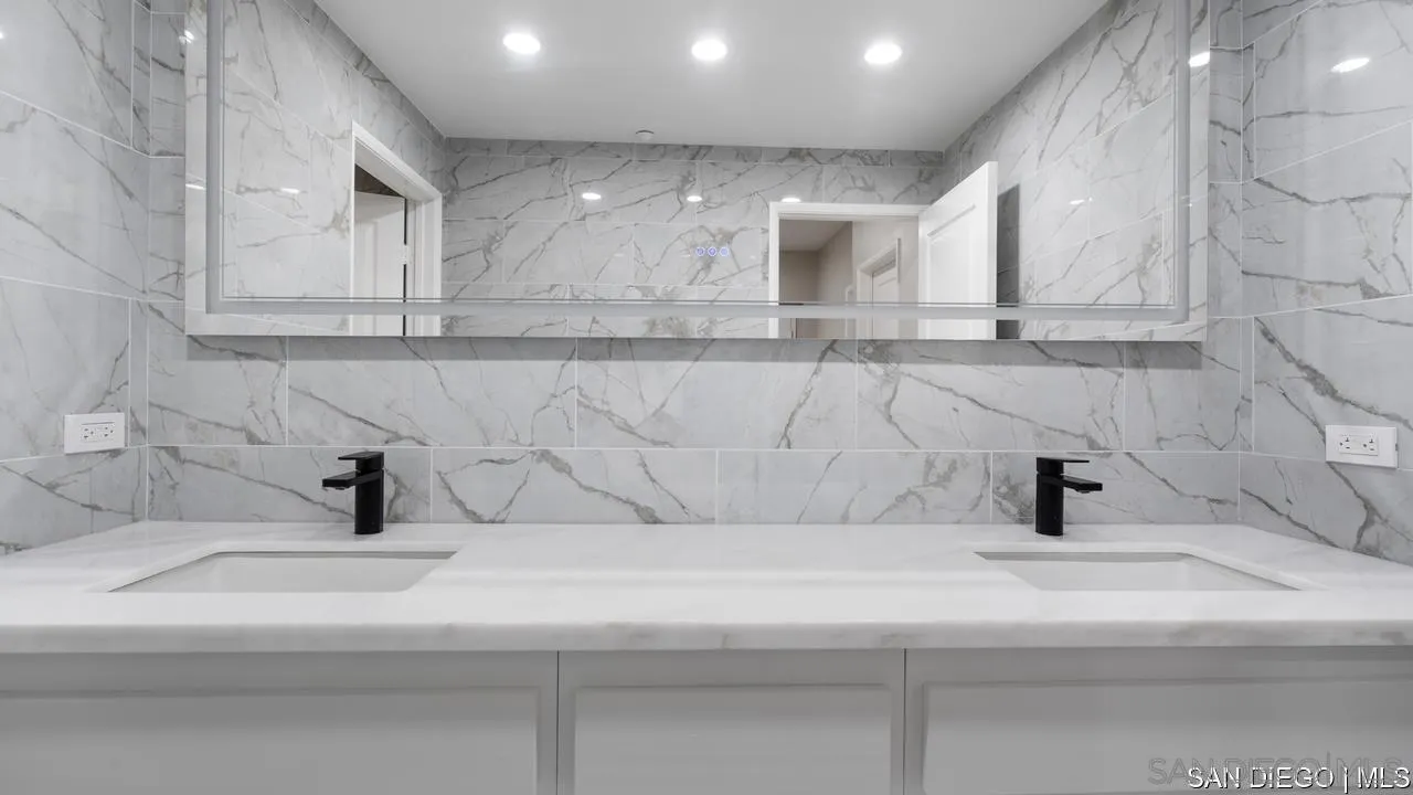 8301 Rio San Diego DR Unit: 7