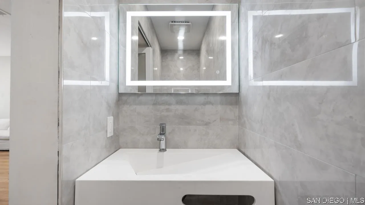 8301 Rio San Diego DR Unit: 7