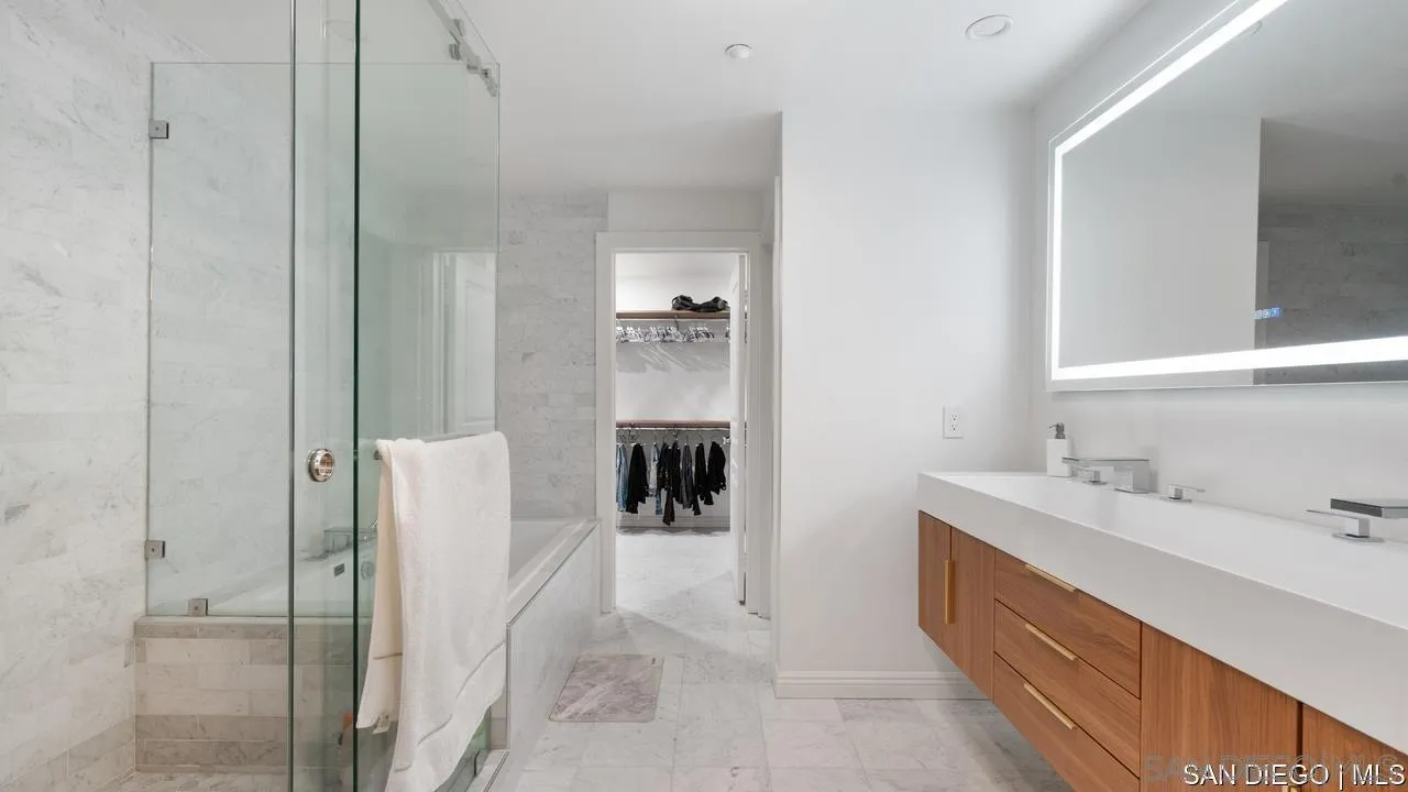 8301 Rio San Diego DR Unit: 7