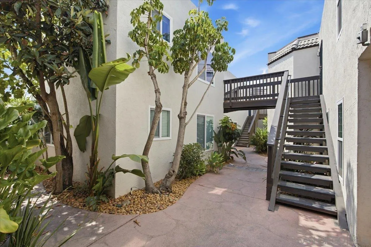 6735 Amherst Unit 5