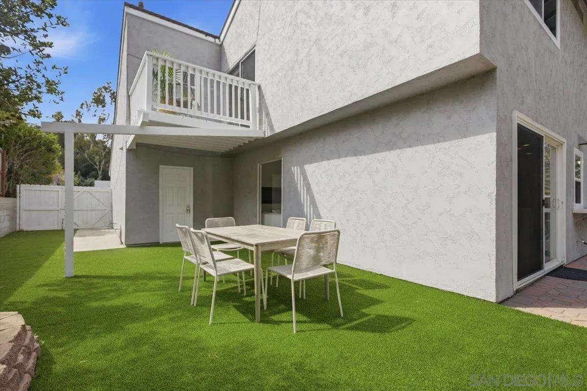 6783 Robbins Way