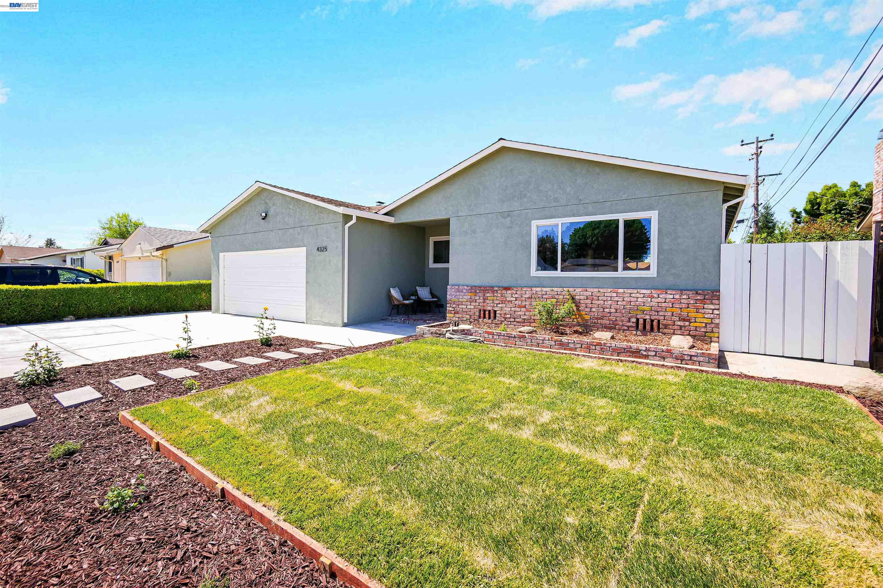 4325 Lorren Dr