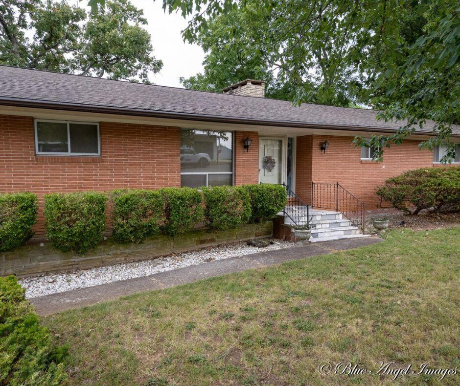1402 W First Street