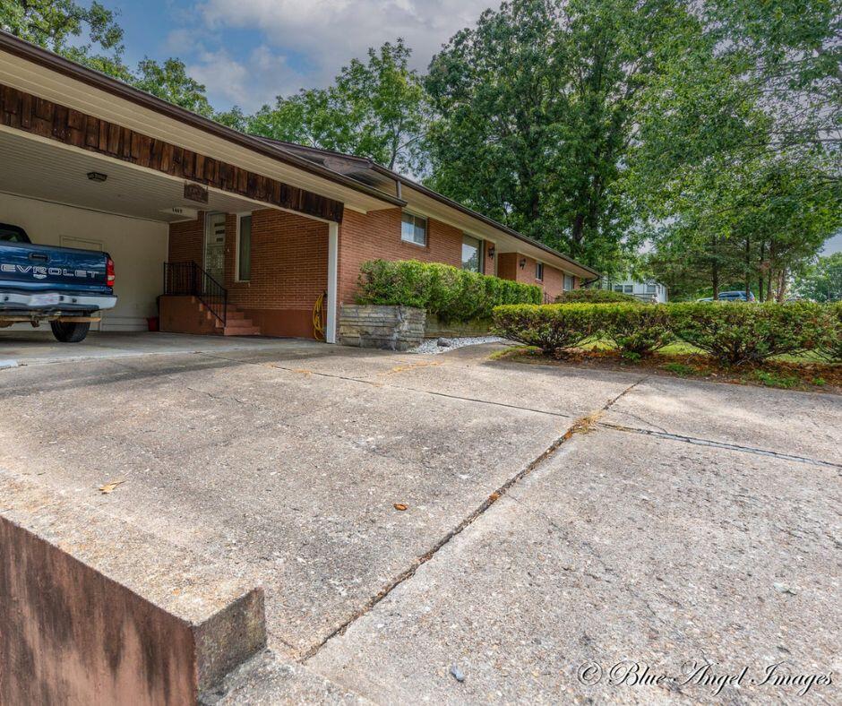 1402 W First Street