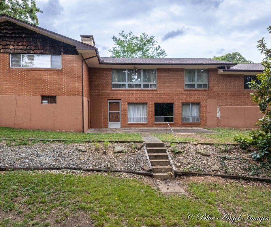 1402 W First Street