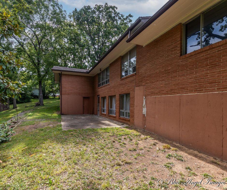 1402 W First Street