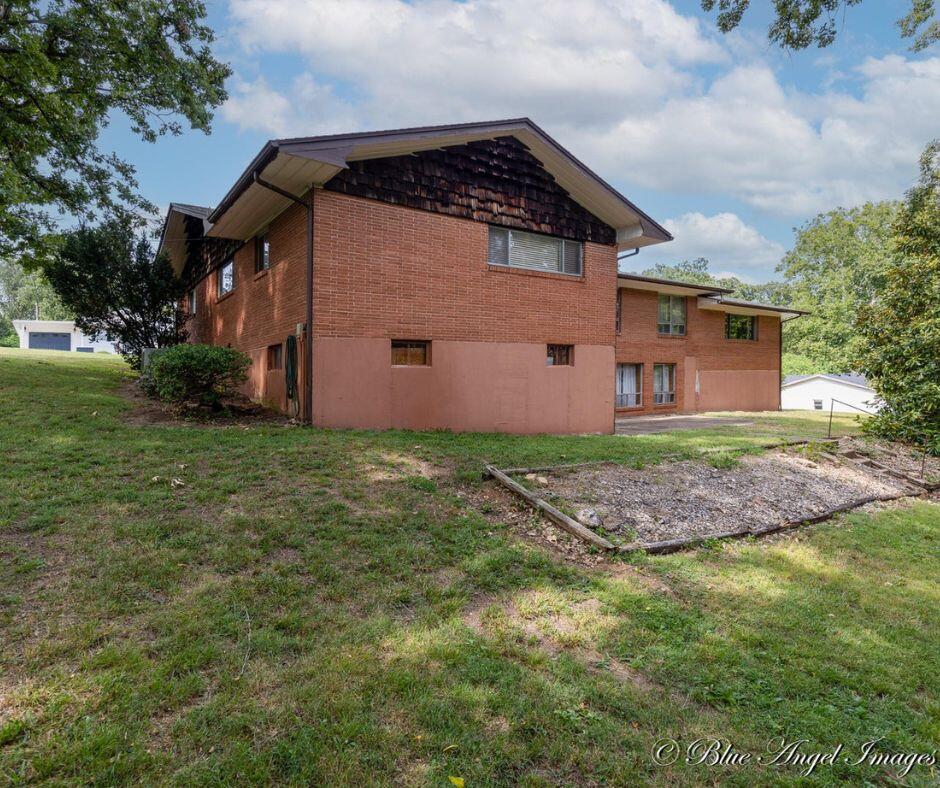1402 W First Street