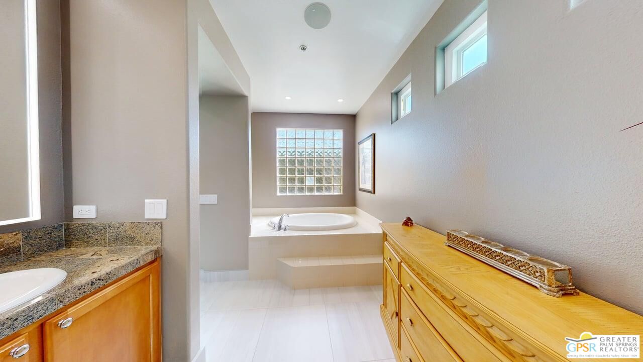 2866 La Cadena Ct