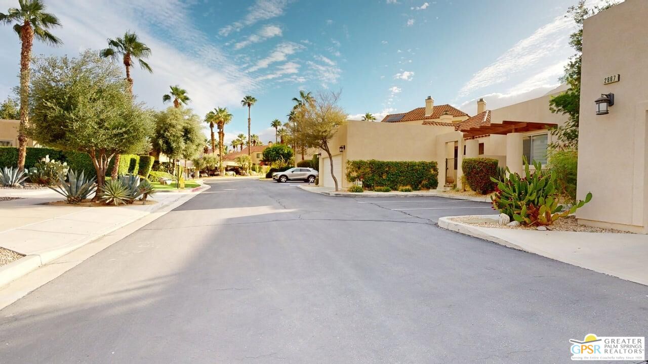 2866 La Cadena Ct