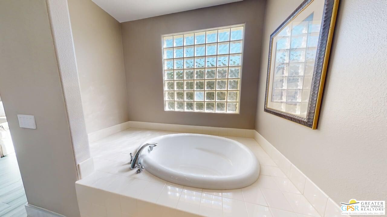 2866 La Cadena Ct
