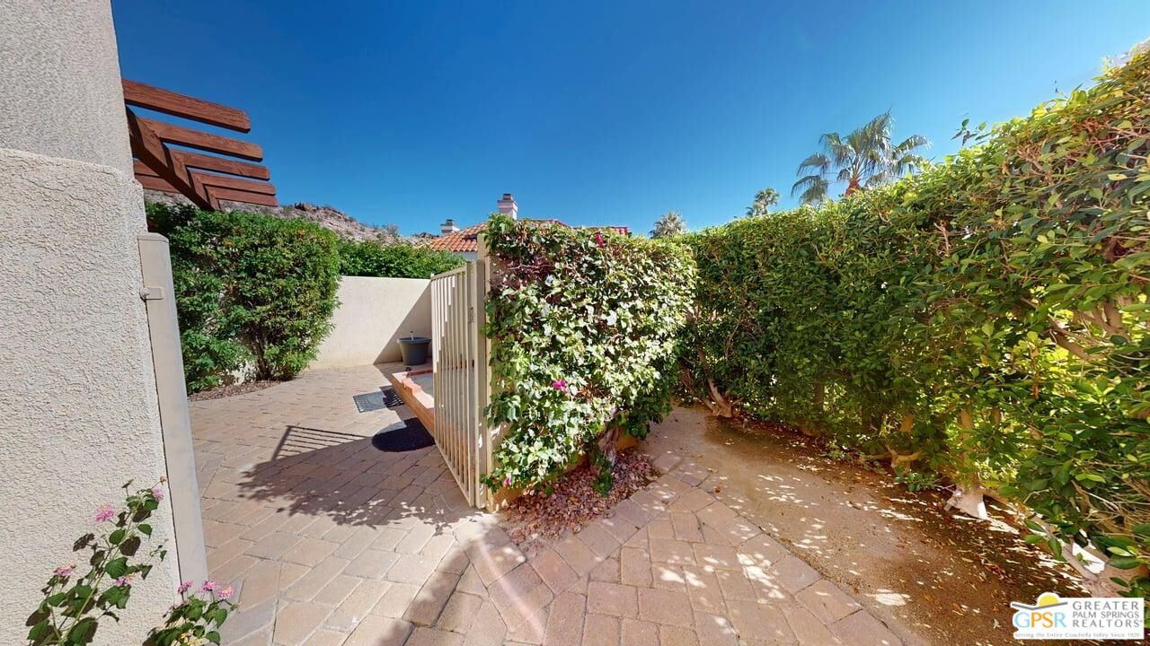 2866 La Cadena Ct