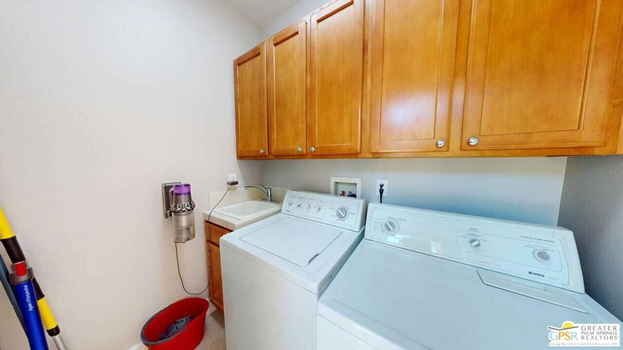2866 La Cadena Ct