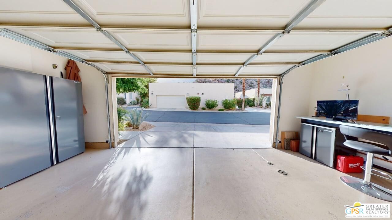 2866 La Cadena Ct