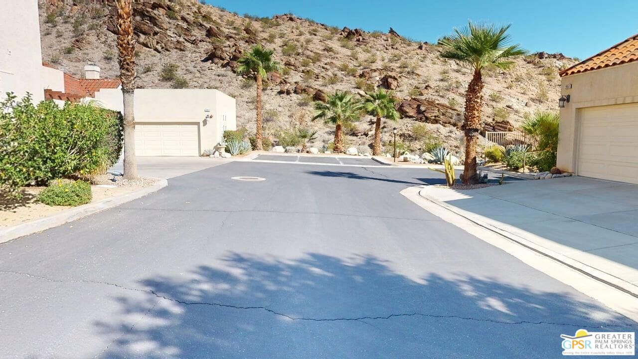 2866 La Cadena Ct