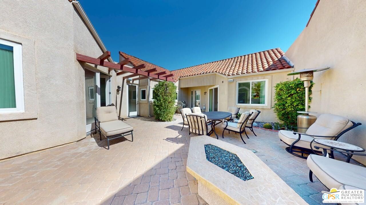 2866 La Cadena Ct