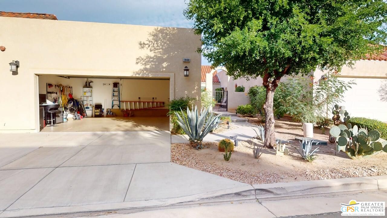 2866 La Cadena Ct